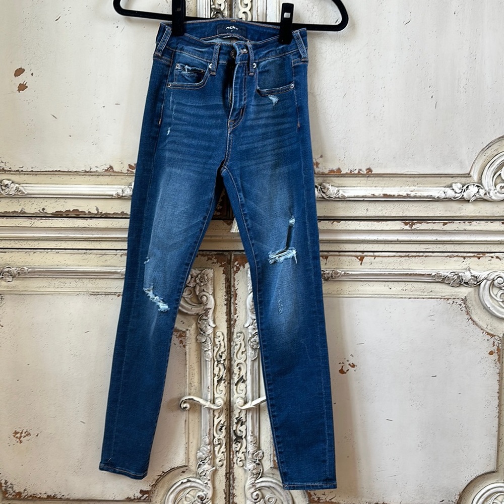 Ripped jeans stretch